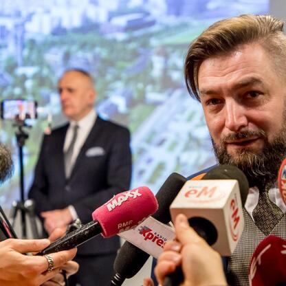 Wicemarszałek Województwa Śląskiego Leszek Pietraszek podpisuje list intencyjny na konferencji prasowej w Muzeum Śląskim w Katowicach, dotyczący innowacyjnego wykorzystania wód pokopalnianych. (wygenerowano przez AI)