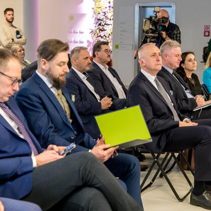 Wicemarszałek Województwa Śląskiego Leszek Pietraszek podpisuje list intencyjny w Silesian Museum w Katowicach, dotyczący innowacyjnego wykorzystania wód pokopalnianych. (wygenerowano przez AI)