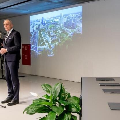 Wicemarszałek Województwa Śląskiego Leszek Pietraszek przemawia na konferencji o wykorzystaniu wód pokopalnianych w energetyce. (wygenerowano przez AI)