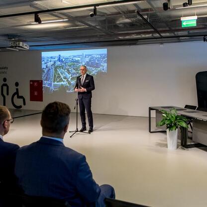 Wczesny etap projektu wykorzystania wód pokopalnianych w Katowicach, podpisany przez Leszka Pietraszka, wicemarszałka Województwa Śląskiego. (wygenerowano przez AI)