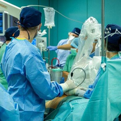 Wojewódzki Szpital Specjalistyczny Nr 2 w Jastrzębiu-Zdroju: Robotyczna chirurgia za pomocą HUGO RAS. (wygenerowano przez AI)