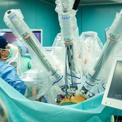 Surgical procedure using HUGO RAS robotic system at Wojewódzki Szpital Specjalistyczny Nr 2 in Jastrzębiu-Zdroju. (wygenerowano przez AI)