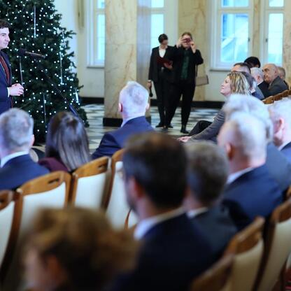 Noworoczne spotkanie konsularne w Gmachu Sejmu Śląskiego, gdzie wicemarszałek Pietraszek podkreśla rolę współpracy międzynarodowej. (wygenerowano przez AI)