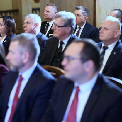 Członek Zarządu Województwa Rafał Adamczyk uczestniczy w spotkaniu korpusem konsularnym w Gmachu Sejmu Śląskiego. (wygenerowano przez AI)