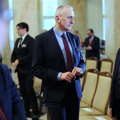Leszek Pietraszek, wicemarszałek Śląskiego, uczestniczy w noworocznym spotkaniu konsularnym w Gmachu Sejmu Śląskiego. (wygenerowano przez AI)