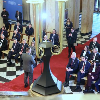 Wicemarszałek Województwa Śląskiego Leszek Pietraszek i członek Zarządu Rafał Adamczyk uczestniczą w spotkaniu z korpusem konsularnym w Gmachu Sejmu Śląskiego. (wygenerowano przez AI)