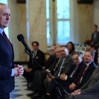 Wicemarszałek Województwa Śląskiego Leszek Pietraszek oraz członkowie zarządu spotkali się z korpusem konsularnym w Gmachu Sejmu Śląskiego. (wygenerowano przez AI)
