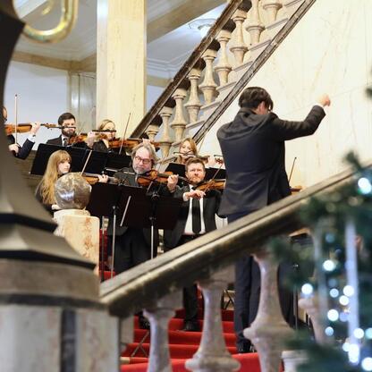 Śląski Sejm, festiwal muzyki, nowy rok, orkiestra, świąteczne światła, koncert, regionalne kooperacje. (wygenerowano przez AI)