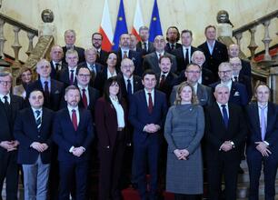 Grupa oficjalna na uroczystym spotkaniu konsularnym w Gmachu Sejmu Śląskiego. (wygenerowano przez AI)