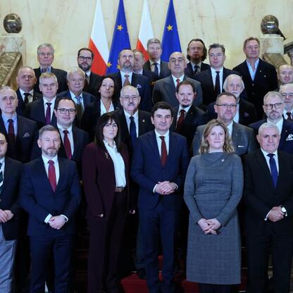 Grupa oficjalna na uroczystym spotkaniu konsularnym w Gmachu Sejmu Śląskiego. (wygenerowano przez AI)