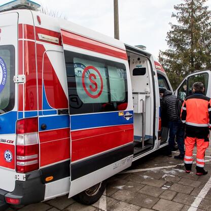 Ambulanse z Wojewódzkiego Pogotowia Ratunkowego w Katowicach dostarczone do szpitali w Częstochowie i Kłobucku. (wygenerowano przez AI)