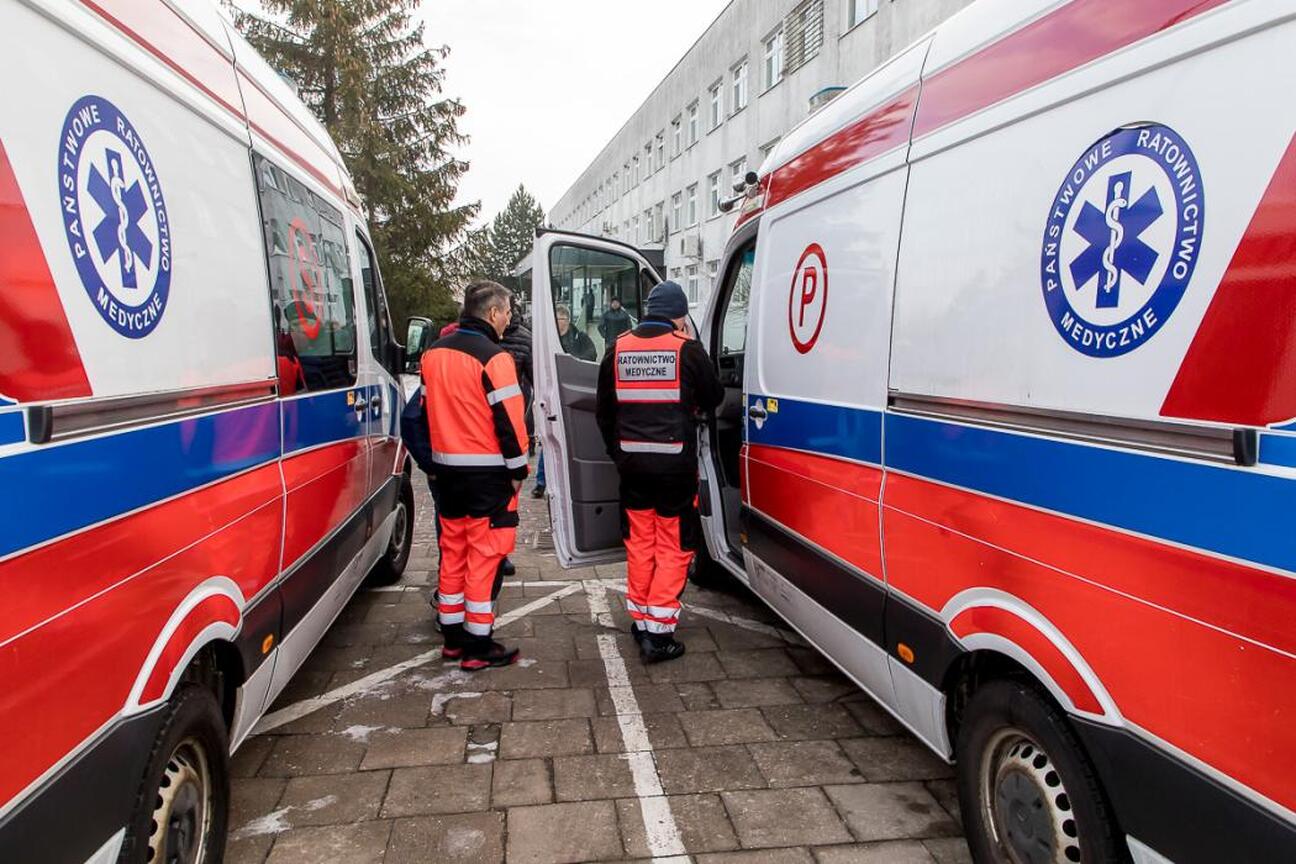 Grzegorz Boski, wicemarszałek województwa śląskiego, uczestniczy w ceremonii przekazania ambulanse do szpitala w Kłobucku. (wygenerowano przez AI)