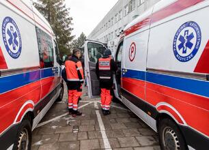Grzegorz Boski, wicemarszałek województwa śląskiego, uczestniczy w ceremonii przekazania ambulanse do szpitala w Kłobucku. (wygenerowano przez AI)