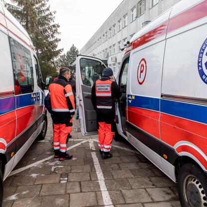 Ambulanse Wojewódzkiego Pogotowia Ratunkowego w Katowicach dostarczane do szpitali w północnym Śląsku. (wygenerowano przez AI)