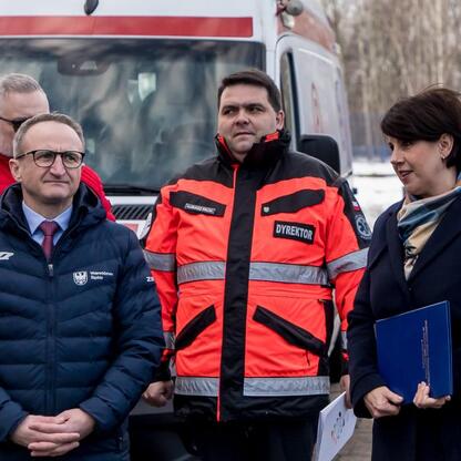 Grzegorz Boski, wicemarszałek Województwa Śląskiego, z wizytą w Katowicach, podczas przekazania ambulanse do Wojewódzkiego Szpitala Specjalistycznego im. Najświętszej Maryi Panny w Częstochowie. (wygenerowano przez AI)