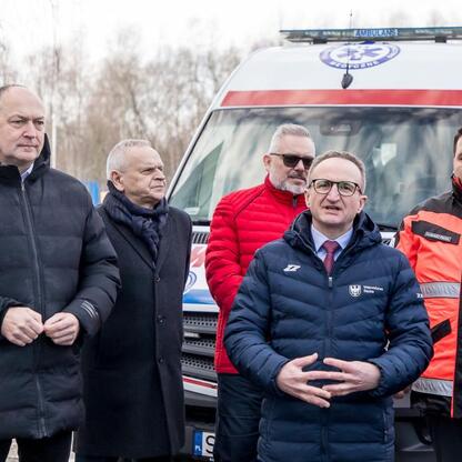 Grzegorz Boski, wicemarszałek, przedstawia ambulanse dla szpitali w Częstochowie i Kłobucku. (wygenerowano przez AI)