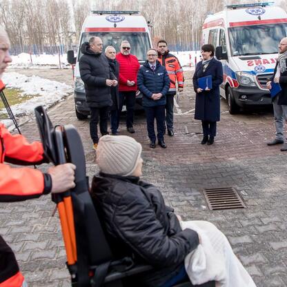 Grzegorz Boski, wicemarszałek Województwa Śląskiego, podczas uroczystości przekazania ambulansów do szpitali w Częstochowie i Kłobucku. (wygenerowano przez AI)