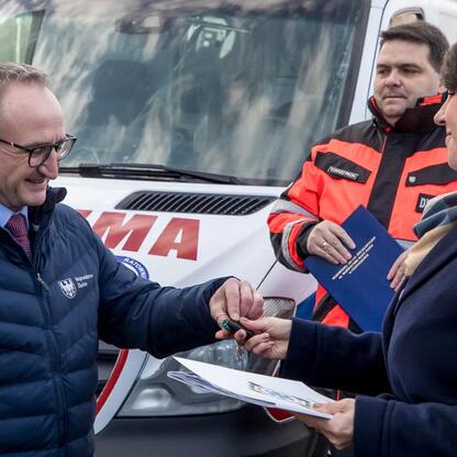 Grzegorz Boski, wicemarszałek, przekazuje klucze do ambulansu, symbolizujące jego darowanie do szpitali w północnym Śląsku. (wygenerowano przez AI)