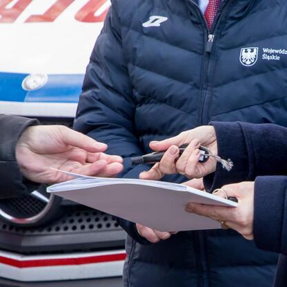 Województwo Śląskie przekazuje ambulanse do szpitali w Częstochowie i Kłobucku. (wygenerowano przez AI)