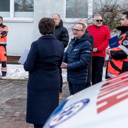Grzegorz Boski, wicemarszałek, przekazuje ambulanse do szpitali w Częstochowie i Kłobucku. (wygenerowano przez AI)