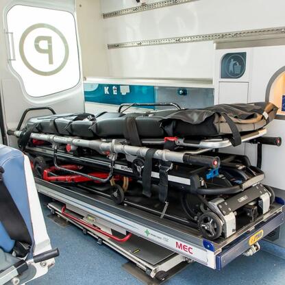 Ambulans z Katowic do Częstochowy i Kłobucka, wyposażony w medyczną technikę. (wygenerowano przez AI)