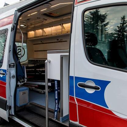 Ambulans z Katowic do Częstochowy i Kłobucka, w pełni wyposażony, w ramach darowizny. (wygenerowano przez AI)