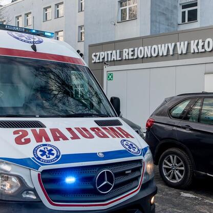 Ambulans Mercedes-Benz Sprinter 316 CDI w Szpitalu Rejonowym w Kłobucku, wzmocnienie floty ratunkowej. (wygenerowano przez AI)