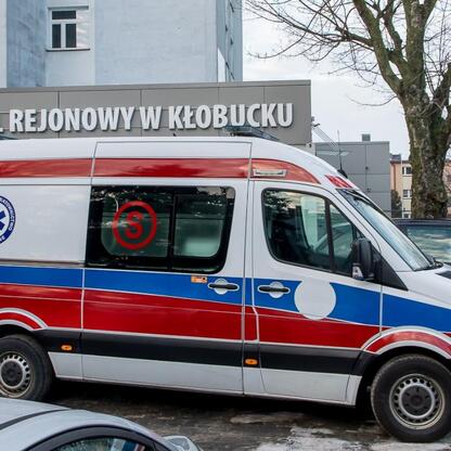 Ambulans Mercedes-Benz Sprinter 316 CDI w Kłobucku, donatywny dla szpitala. (wygenerowano przez AI)