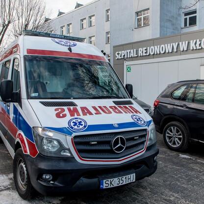 Ambulans Mercedes-Benz Sprinter 316 CDI w Szpitalu Rejonowym w Kłobucku. (wygenerowano przez AI)