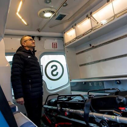 Ambulans w pełni wyposażony, gotowy do ratunku, województwo śląskie. (wygenerowano przez AI)