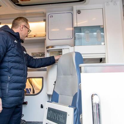 Ambulans z Katowic do Częstochowy i Kłobucka, w pełni wyposażony i wzmocniający medyczną infrastrukturę. (wygenerowano przez AI)