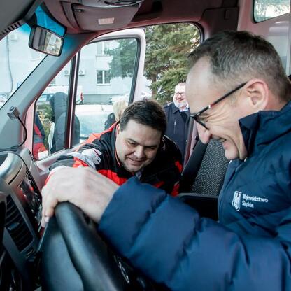 Wicemarszałek Grzegorz Boski inspektuje wnętrze ambulansu Mercedes-Benz Sprinter CDI, dostarczonego Wojewódzkiemu Szpitalowi Specjalistycznemu im. Najświętszej Maryi Panny w Częstochowie. (wygenerowano przez AI)