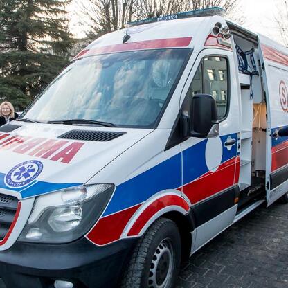 Ambulans Mercedes-Benz Sprinter z logo Wojewódzkiego Pogotowia Ratunkowego w Katowicach, dostarczony przez WPR, stoi w parkingu. Wnętrze i zewnątrz są czynne. (wygenerowano przez AI)