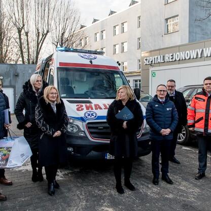 Grzegorz Boski, wicemarszałek województwa śląskiego, podczas uroczystej prezentacji nowych ambulansów dla szpitali w Częstochowie i Kłobucku. (wygenerowano przez AI)