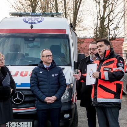 Grzegorz Boski, wicemarszałek, przedstawia ambulanse dla szpitali w Częstochowie i Kłobucku. (wygenerowano przez AI)