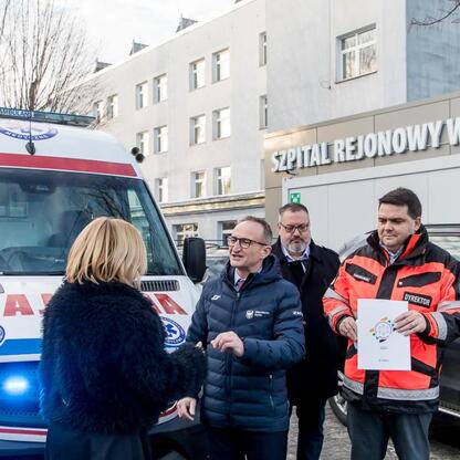 Grzegorz Boski, wicemarszałek województwa śląskiego, uczestniczy w ceremonii przekazania ambulanse do szpitala w Kłobucku. (wygenerowano przez AI)