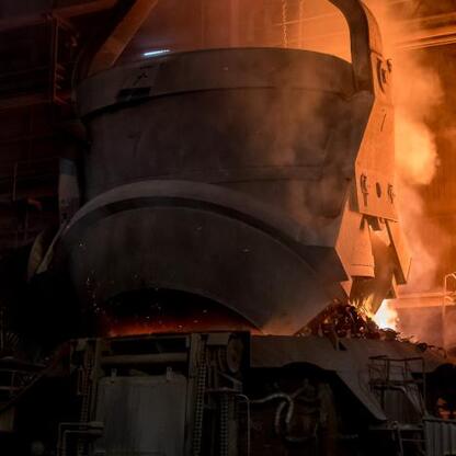 Molten steel being poured into a furnace at Huta Częstochowa, a major steel-producing facility in Poland. (wygenerowano przez AI)