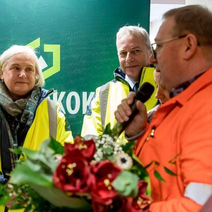 Wojciech Saługa, Marszałek Województwa Śląskiego, wraz z ministrami i przedstawicielami Węglokoks podczas konferencji o reaktywacji produkcji w Hucie Częstochowa. (wygenerowano przez AI)