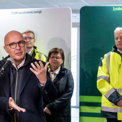 Zwrotki z Huty Częstochowa: Marszałek Wojciech Saługa i ministerzy na konferencji prasowej. (wygenerowano przez AI)