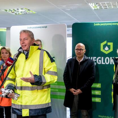 Wojciech Saługa, Marszałek Województwa Śląskiego, przemawia na konferencji w Hucie Częstochowa. (wygenerowano przez AI)