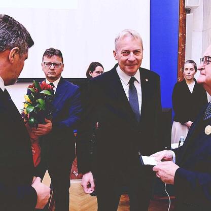 Wojciech Saługa, Marszałek Województwa Śląskiego, uczestniczy w uroczystości upamiętniającej 80. rocznicę Katowickiej Tragedii. (wygenerowano przez AI)