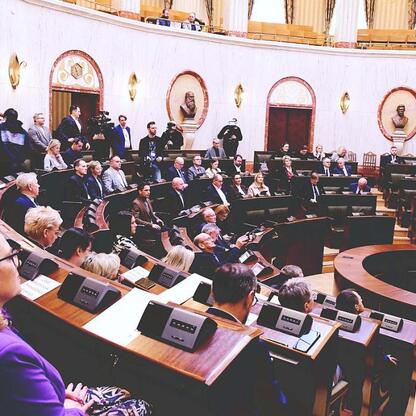 Sejmik Województwa Śląskiego obradował w pięknym, ozdobnym sali, gdzie parlamentarzyści i lokalni urzędnicy omawiali działania wsparcia dla Górnośląskiego Towarzystwa Lotniczego i upamiętniania 80. ro (wygenerowano przez AI)