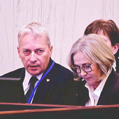 Marszałek Wojciech Saługa prowadzi sesję Sejmiku Województwa Śląskiego. (wygenerowano przez AI)