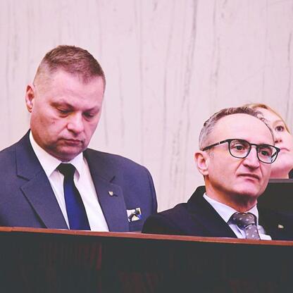 Członkowie Zarządu Województwa Śląskiego i Wicemarszałek Województwa podczas sesji Sejmiku Województwa Śląskiego, gdzie omawiane są decyzje dotyczące lokalnej gospodarki i infrastruktury. (wygenerowano przez AI)
