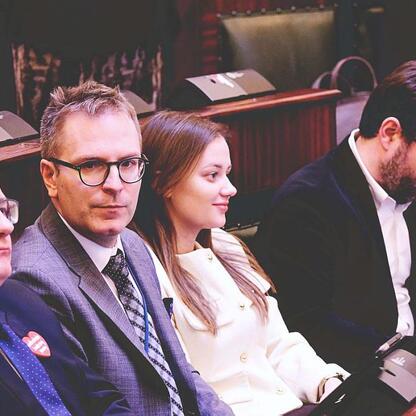 Zajęcii radni w Sejmiku Województwa Śląskiego omawiają działania wspierające nabycie akcji Górnosląskiego Towarzystwa Lotniczego S.A. (wygenerowano przez AI)