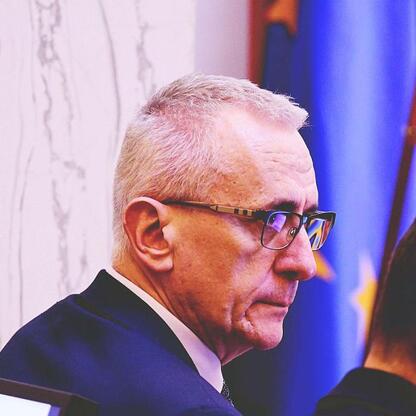Wicemarszałek Leszek Pietraszek podczas pierwszej sesji Sejmiku Województwa Śląskiego, gdzie radni zatwierdzili uchwałę wsparcia dla Górnośląskiego Towarzystwa Lotniczego. (wygenerowano przez AI)
