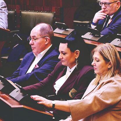 Formalna sesja Sejmiku Województwa Śląskiego, gdzie radni omawiają i przyjmują uchwały, w tym poparcie dla akcji GTL. (wygenerowano przez AI)