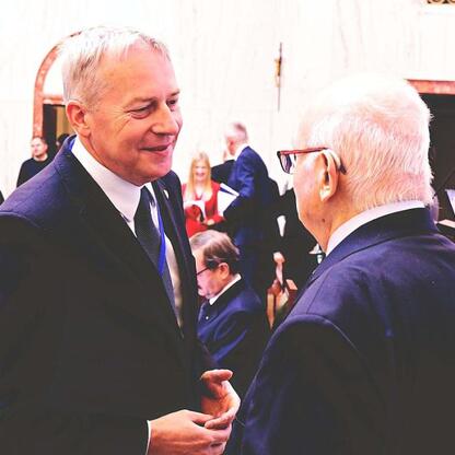 Wojciech Saługa, Marszałek Województwa Śląskiego, wraz z kolegami uczestniczy w otwarciu wystawy upamiętniającej 80. rocznicę Katowickiej Tragedii. (wygenerowano przez AI)