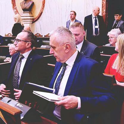 Członkowie Zarządu Województwa Śląskiego podczas sesji Sejmiku Województwa Śląskiego, gdzie przyjęto uchwałę wsparcia dla Górnosląskiego Towarzystwa Lotniczego S.A. (wygenerowano przez AI)