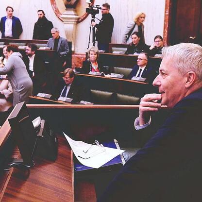 Formalna sesja Sejmiku Województwa Śląskiego, gdzie radni omawiają decyzje i przyjmują uchwały. (wygenerowano przez AI)